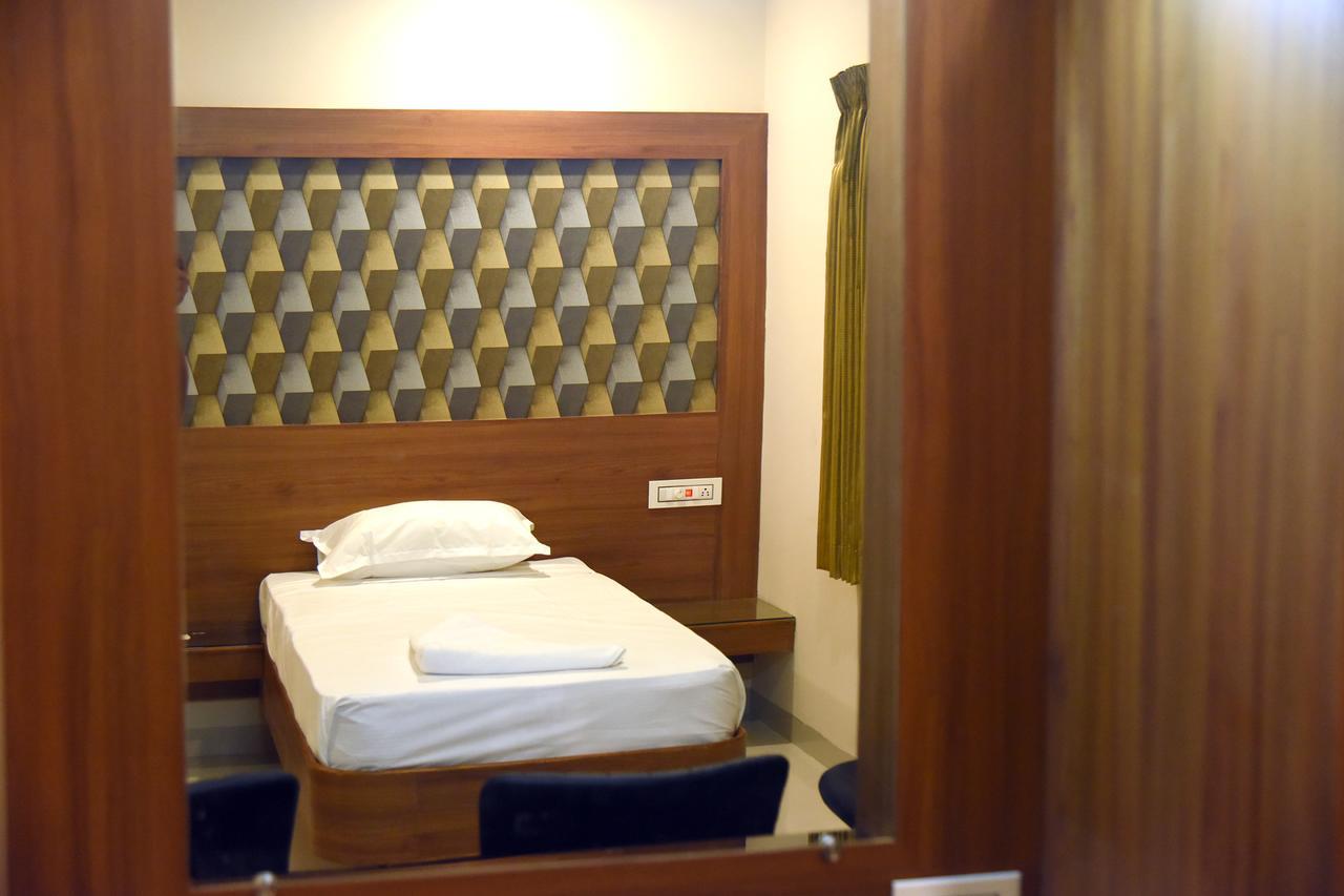 Hotel Gokulgrande Erode Bagian luar foto