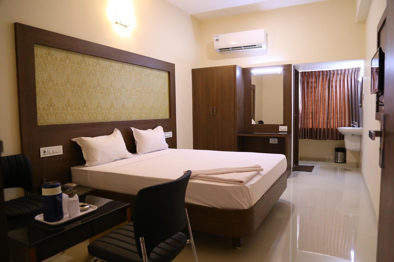 Hotel Gokulgrande Erode Bagian luar foto