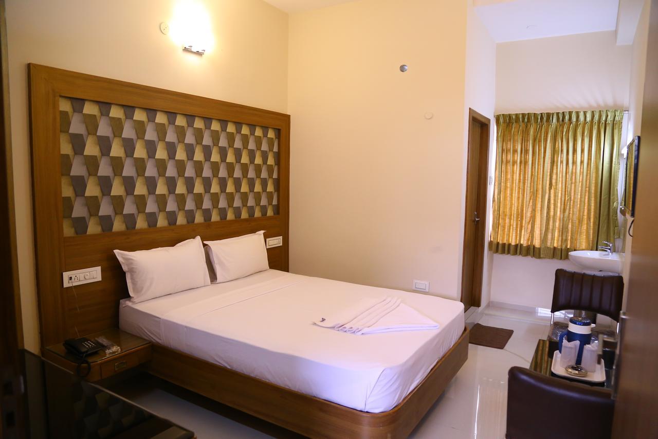Hotel Gokulgrande Erode Bagian luar foto
