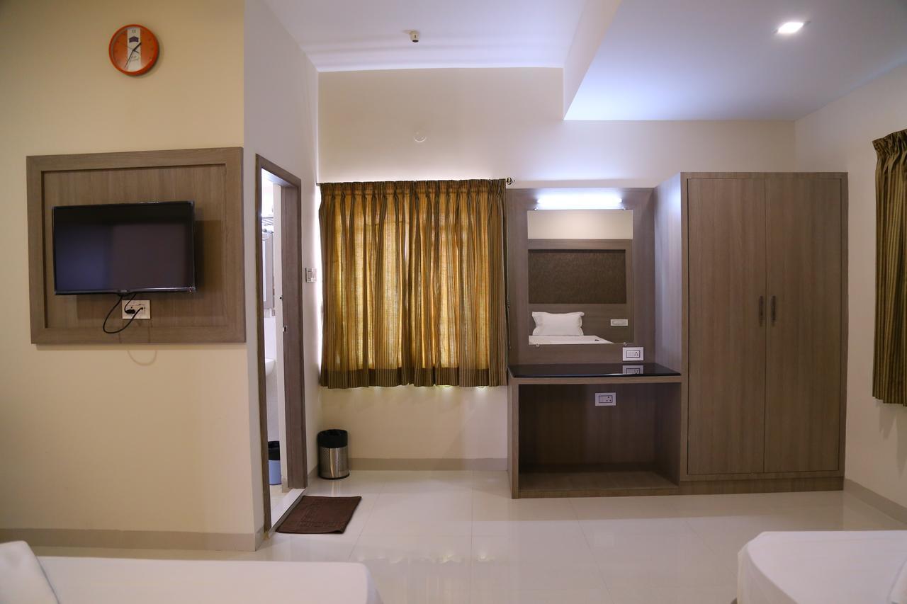 Hotel Gokulgrande Erode Bagian luar foto