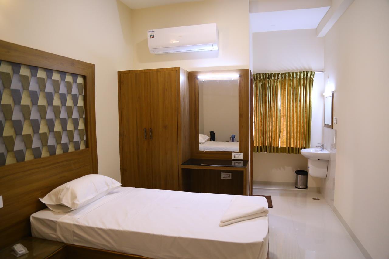Hotel Gokulgrande Erode Bagian luar foto