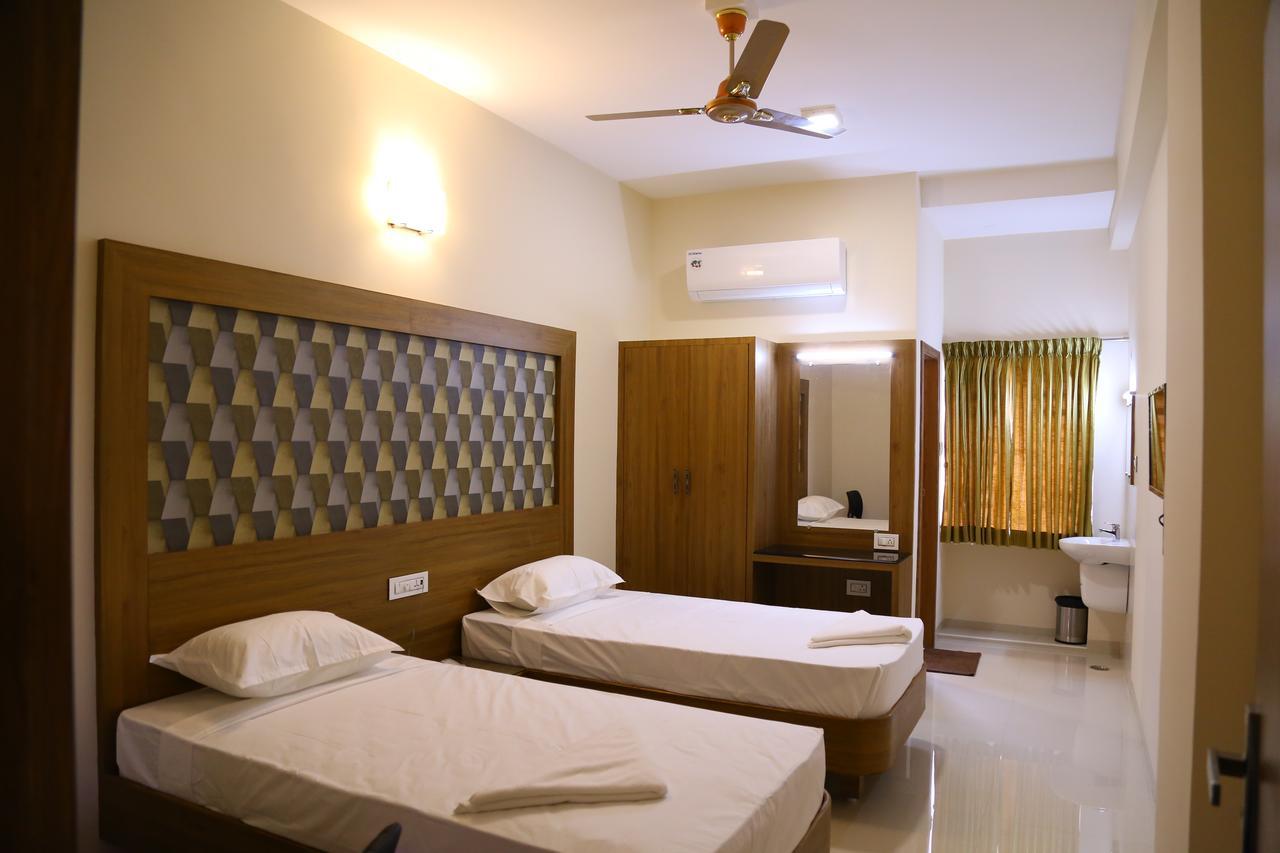 Hotel Gokulgrande Erode Bagian luar foto